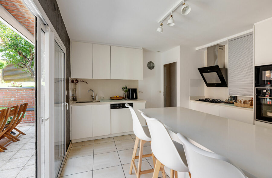Maison flamande semi-indiv rénovée -110 m²  – 3 chambres – Jardin- Garage –