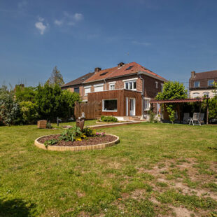 Maison semi-individuelle Saint Andre Lez Lille centre ville, 4 chambres, 2 salles de bains, 2 toilettes, 1 jardin, 1 garage, 3 place de parking, 1 cave.