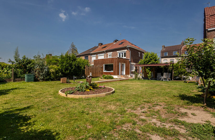 Maison semi-individuelle Saint Andre Lez Lille centre ville, 4 chambres, 2 salles de bains, 2 toilettes, 1 jardin, 1 garage, 3 place de parking, 1 cave.
