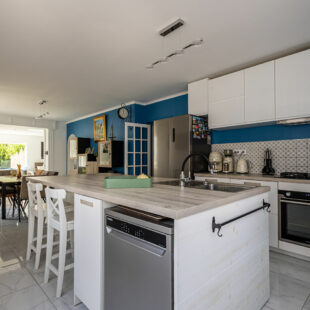 Maison semi-individuelle Saint Andre Lez Lille centre ville, 4 chambres, 2 salles de bains, 2 toilettes, 1 jardin, 1 garage, 3 place de parking, 1 cave.