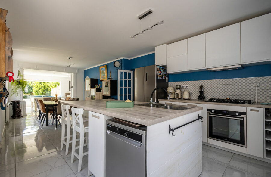Maison semi-individuelle Saint Andre Lez Lille centre ville, 4 chambres, 2 salles de bains, 2 toilettes, 1 jardin, 1 garage, 3 place de parking, 1 cave.