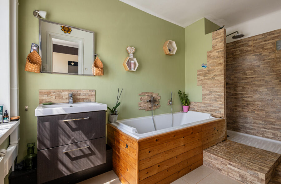 Maison semi-individuelle Saint Andre Lez Lille centre ville, 4 chambres, 2 salles de bains, 2 toilettes, 1 jardin, 1 garage, 3 place de parking, 1 cave.