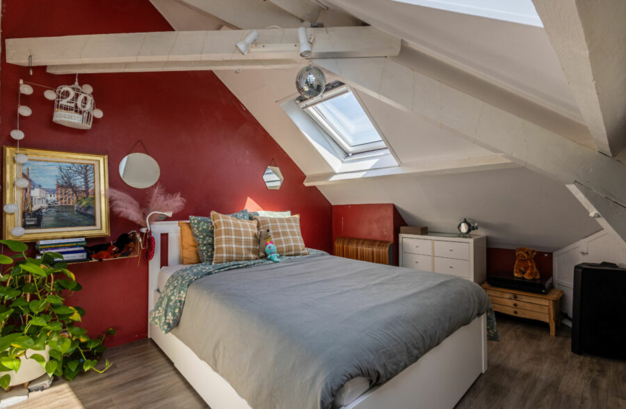 Maison semi-individuelle Saint Andre Lez Lille centre ville, 4 chambres, 2 salles de bains, 2 toilettes, 1 jardin, 1 garage, 3 place de parking, 1 cave.
