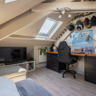 Maison semi-individuelle Saint Andre Lez Lille centre ville, 4 chambres, 2 salles de bains, 2 toilettes, 1 jardin, 1 garage, 3 place de parking, 1 cave.