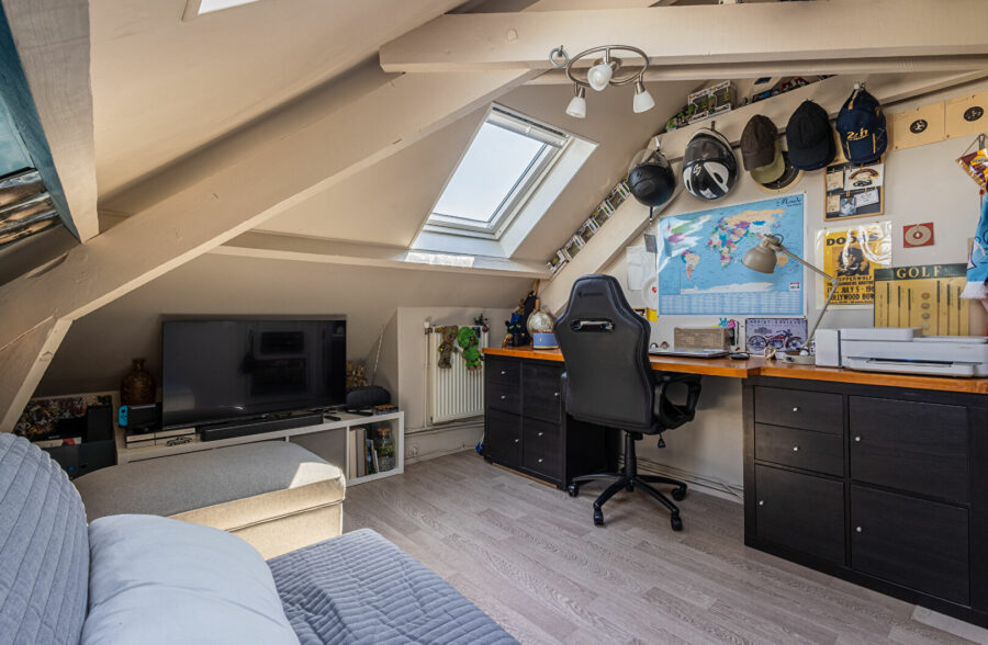 Maison semi-individuelle Saint Andre Lez Lille centre ville, 4 chambres, 2 salles de bains, 2 toilettes, 1 jardin, 1 garage, 3 place de parking, 1 cave.