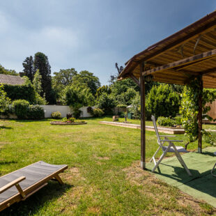 Maison semi-individuelle Saint Andre Lez Lille centre ville, 4 chambres, 2 salles de bains, 2 toilettes, 1 jardin, 1 garage, 3 place de parking, 1 cave.