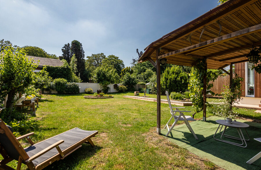 Maison semi-individuelle Saint Andre Lez Lille centre ville, 4 chambres, 2 salles de bains, 2 toilettes, 1 jardin, 1 garage, 3 place de parking, 1 cave.