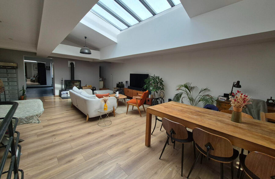 Halluin centre Immeuble de rapport avec local commercial, appartements T4 et T3, et grand garage