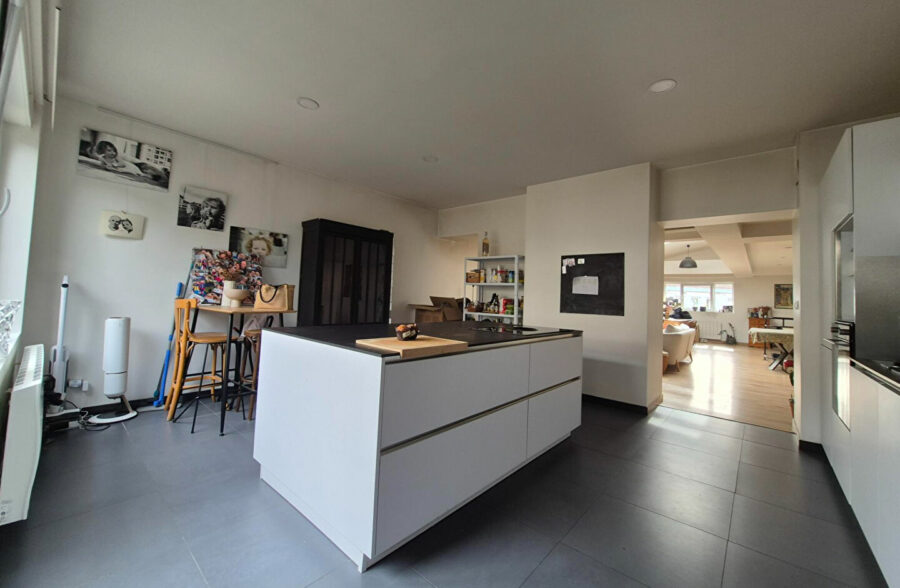 Halluin centre Immeuble de rapport avec local commercial, appartements T4 et T3, et grand garage