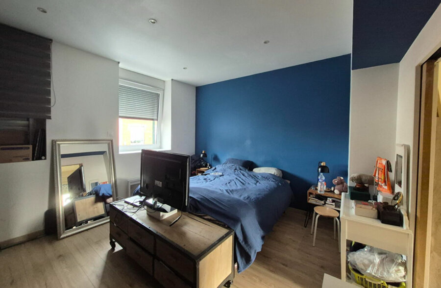 Halluin centre Immeuble de rapport avec local commercial, appartements T4 et T3, et grand garage