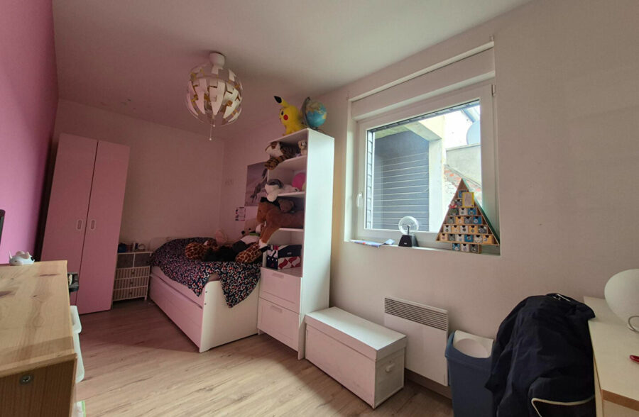 Halluin centre Immeuble de rapport avec local commercial, appartements T4 et T3, et grand garage