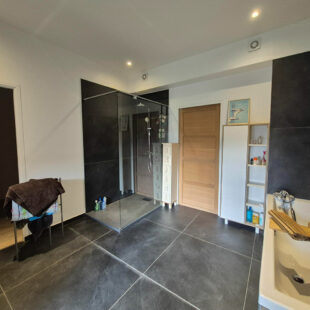 Halluin centre Immeuble de rapport avec local commercial, appartements T4 et T3, et grand garage