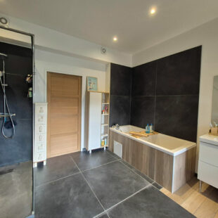 Halluin centre Immeuble de rapport avec local commercial, appartements T4 et T3, et grand garage