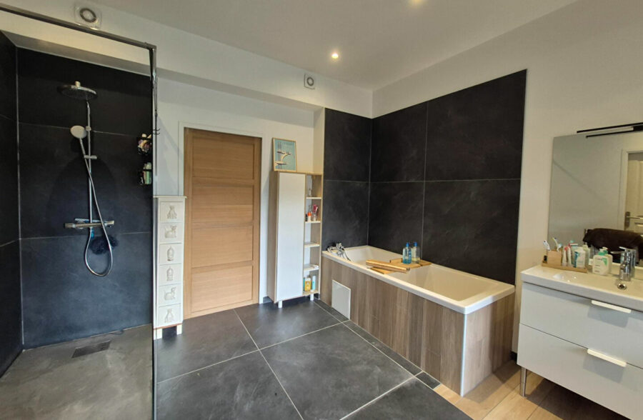 Halluin centre Immeuble de rapport avec local commercial, appartements T4 et T3, et grand garage