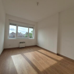 Halluin centre Immeuble de rapport avec local commercial, appartements T4 et T3, et grand garage