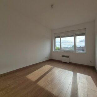 Halluin centre Immeuble de rapport avec local commercial, appartements T4 et T3, et grand garage