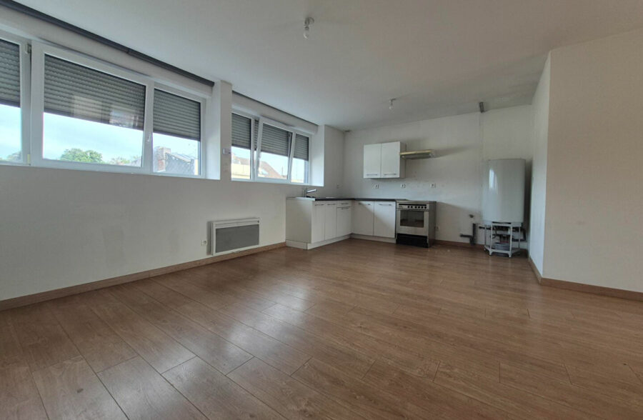 Halluin centre Immeuble de rapport avec local commercial, appartements T4 et T3, et grand garage