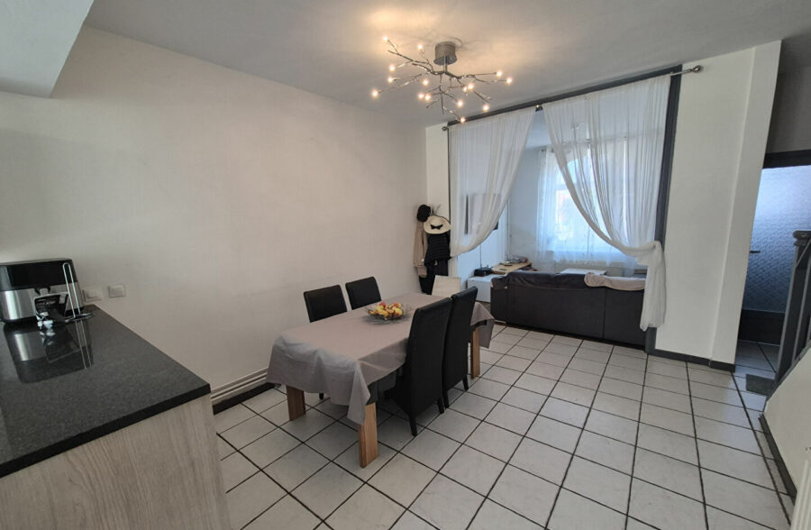 À vendre !! Maison semi-individuelle 97 m² , 3 chambres + bureau+ jardin 85m²!! 191 000 € HAI !!!