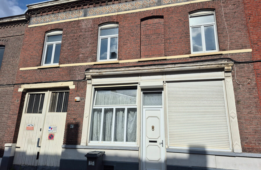 Maison  à rénover 140m2 possibilité 210m2 habitable  avec  garage 50m2  et son entrepôt.!