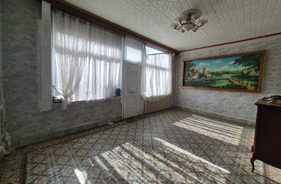 Maison  à rénover 140m2 possibilité 210m2 habitable  avec  garage 50m2  et son entrepôt.!