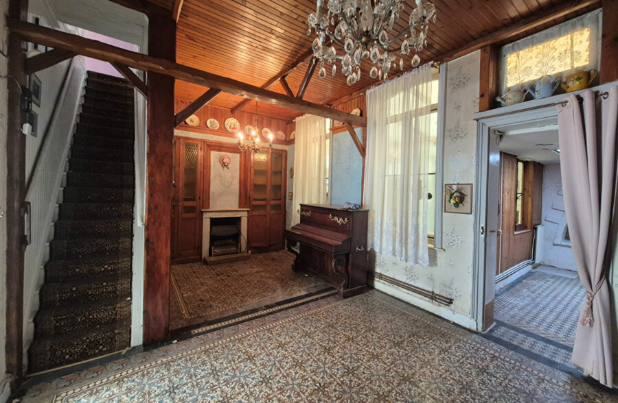Maison  à rénover 140m2 possibilité 210m2 habitable  avec  garage 50m2  et son entrepôt.!