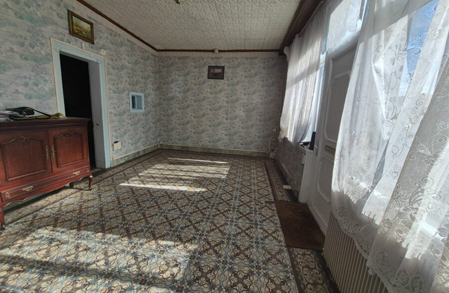 Maison  à rénover 140m2 possibilité 210m2 habitable  avec  garage 50m2  et son entrepôt.!