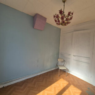 Maison  à rénover 140m2 possibilité 210m2 habitable  avec  garage 50m2  et son entrepôt.!