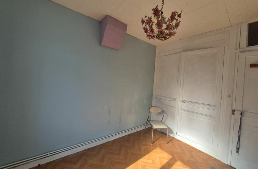 Maison  à rénover 140m2 possibilité 210m2 habitable  avec  garage 50m2  et son entrepôt.!