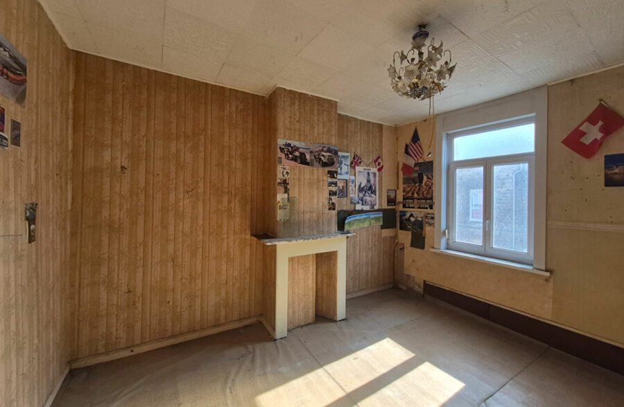 Maison  à rénover 140m2 possibilité 210m2 habitable  avec  garage 50m2  et son entrepôt.!