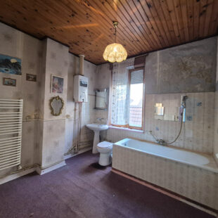 Maison  à rénover 140m2 possibilité 210m2 habitable  avec  garage 50m2  et son entrepôt.!