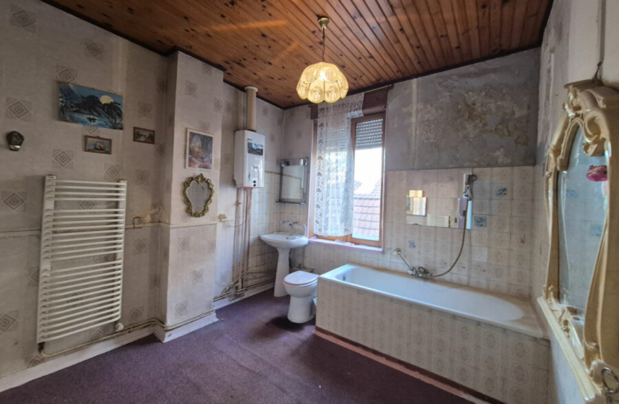 Maison  à rénover 140m2 possibilité 210m2 habitable  avec  garage 50m2  et son entrepôt.!