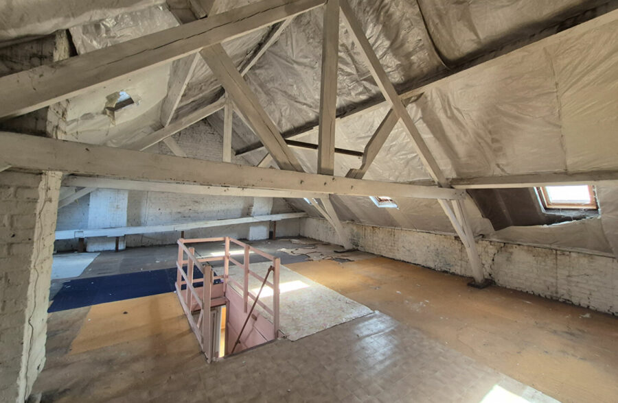 Maison  à rénover 140m2 possibilité 210m2 habitable  avec  garage 50m2  et son entrepôt.!