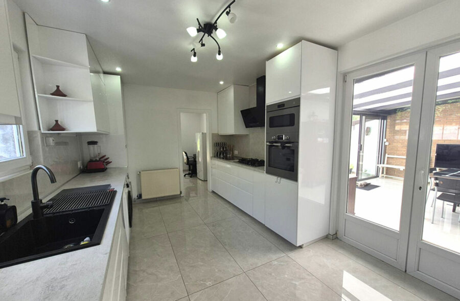 Plain pied individuel, 4 chambres, jardin et garages