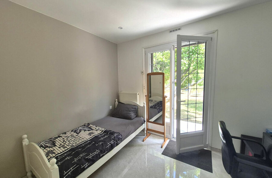 Plain pied individuel, 4 chambres, jardin et garages