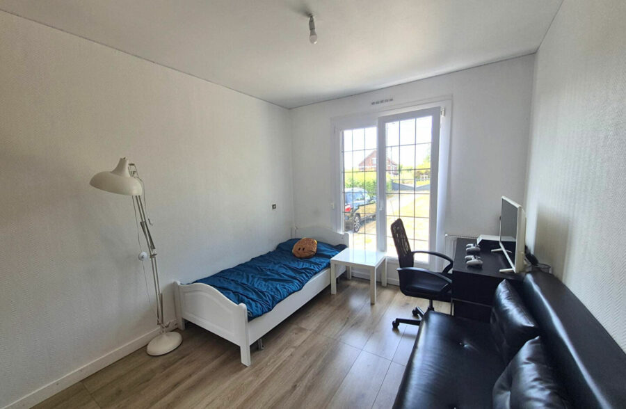 Plain pied individuel, 4 chambres, jardin et garages