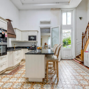 EXCLUSIVITÉ! MAISON DE MAÎTRE SEMI-MITOYENNE À ROUBAIX ! 214 m² ! 5 Chambres, salle de jeux, jardin, dépendance 60m², places de parking privées!! 215 000 € HAI!!