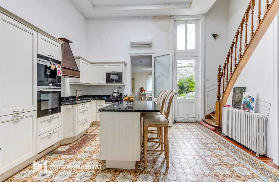 EXCLUSIVITÉ! MAISON DE MAÎTRE SEMI-MITOYENNE À ROUBAIX ! 214 m² ! 5 Chambres, salle de jeux, jardin, dépendance 60m², places de parking privées!! 215 000 € HAI!!