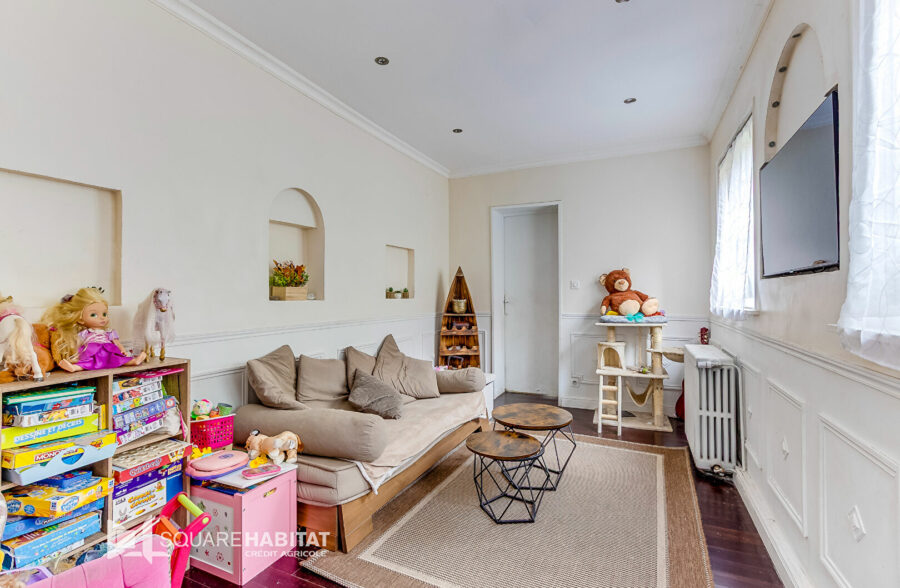 EXCLUSIVITÉ! MAISON DE MAÎTRE SEMI-MITOYENNE À ROUBAIX ! 214 m² ! 5 Chambres, salle de jeux, jardin, dépendance 60m², places de parking privées!! 215 000 € HAI!!