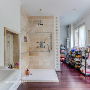 EXCLUSIVITÉ! MAISON DE MAÎTRE SEMI-MITOYENNE À ROUBAIX ! 214 m² ! 5 Chambres, salle de jeux, jardin, dépendance 60m², places de parking privées!! 215 000 € HAI!!