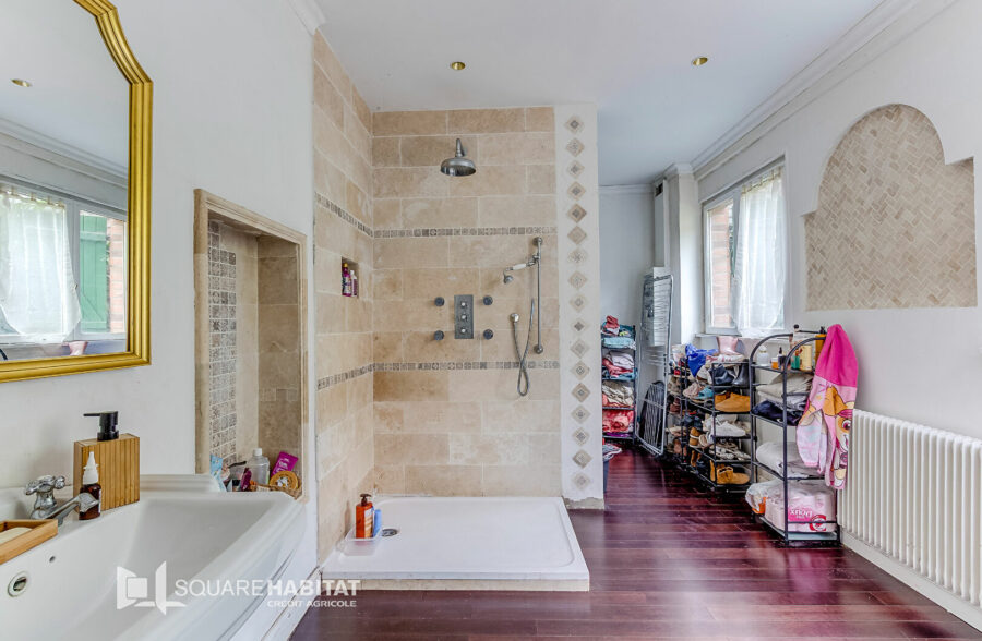 EXCLUSIVITÉ! MAISON DE MAÎTRE SEMI-MITOYENNE À ROUBAIX ! 214 m² ! 5 Chambres, salle de jeux, jardin, dépendance 60m², places de parking privées!! 215 000 € HAI!!