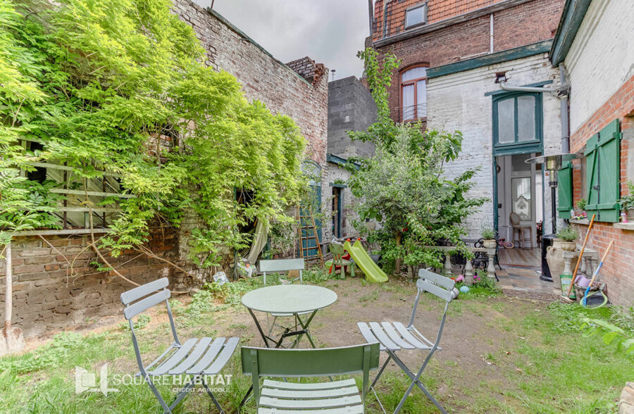 EXCLUSIVITÉ! MAISON DE MAÎTRE SEMI-MITOYENNE À ROUBAIX ! 214 m² ! 5 Chambres, salle de jeux, jardin, dépendance 60m², places de parking privées!! 215 000 € HAI!!