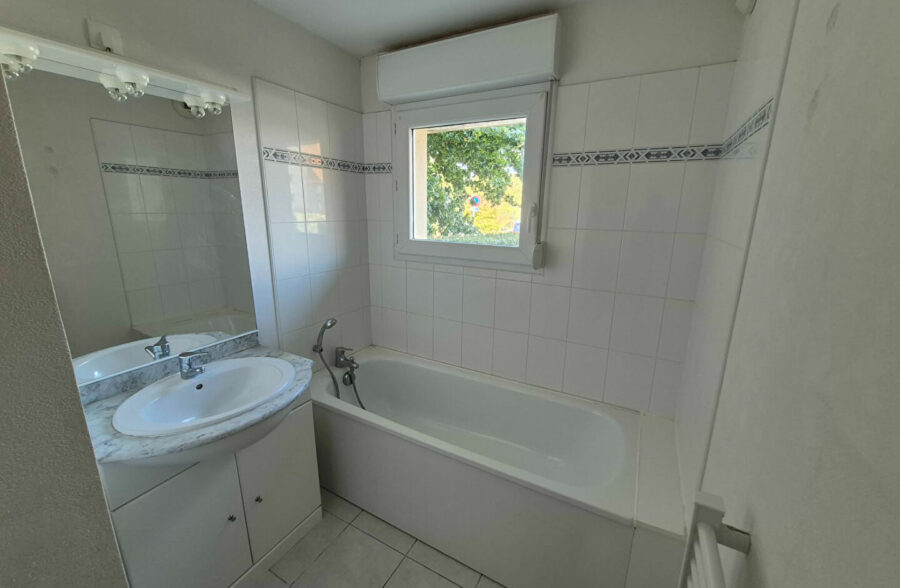 Appartement Berck 51.34 m2 , 2 chambres ,en rez de jardin avec place de parking .
