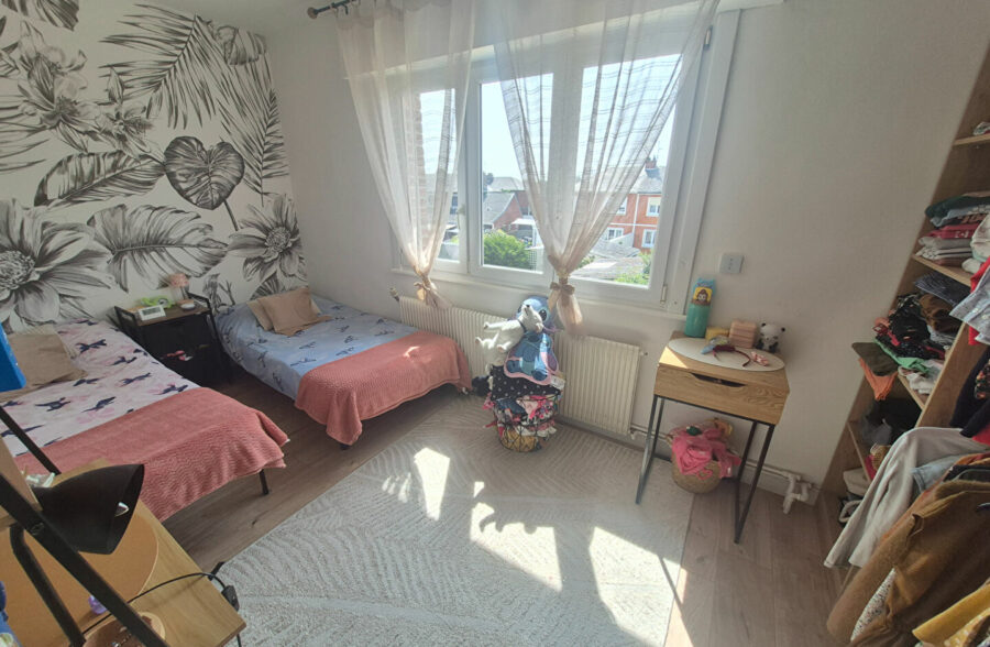 Maison semi individuelle: 3 chambres, jardin, garage
