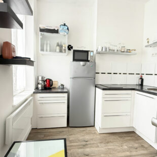 APPARTEMENT  AVEC UNE CHAMBRE ET UN PARKING