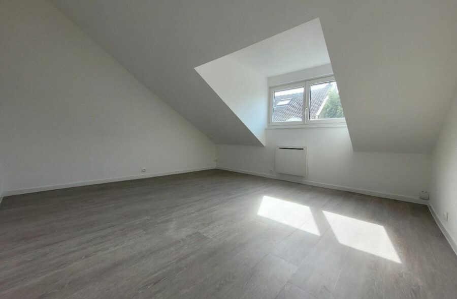 EXCLUSIVITE: LILLE WAZEMMES: Studio/T2 rénové au dernier étage d’une petite copropriété