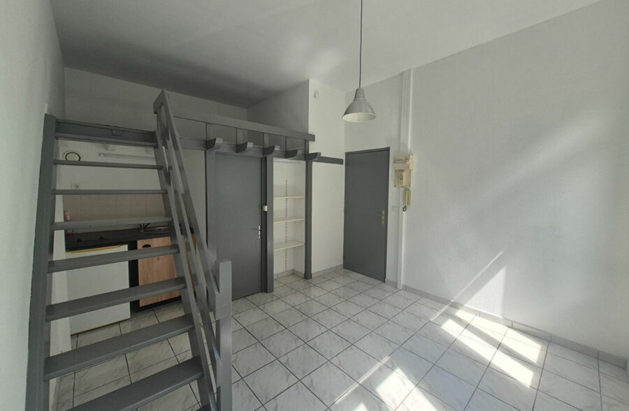 LILLE SAINT-MICHEL : CHARMANT T1 BIS LUMINEUX AVEC MEZZANINE.