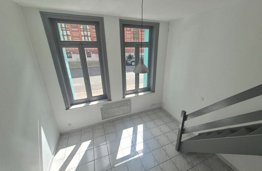 LILLE SAINT-MICHEL : CHARMANT T1 BIS LUMINEUX AVEC MEZZANINE.