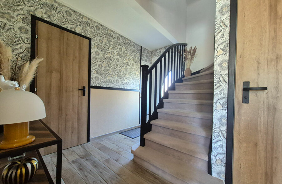 Semi plain pied 4 Chambres Rénové + Garage &nbsp;Sous compromis&nbsp;