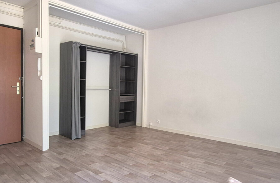 STUDIO AVEC BALCON – METRO CARLIERS