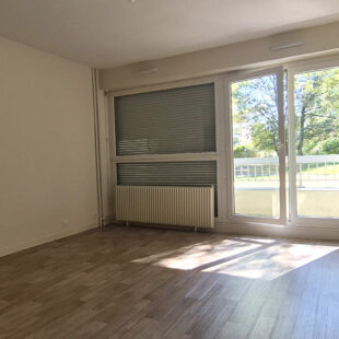 STUDIO AVEC BALCON – METRO CARLIERS